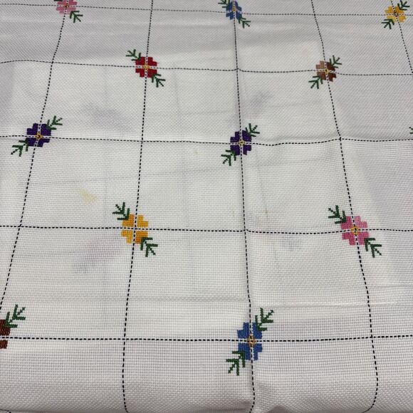 Vintage Hand Stitched Floral Tablecloth And Napkins - Picture 4 of 6